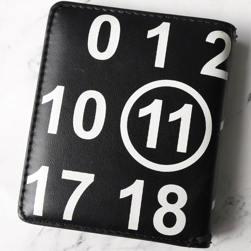 メゾン マルジェラ カレンダーロゴ レザー 二つ折り財布 コンパクトウォレット ブラック 箱付き - NEWSED