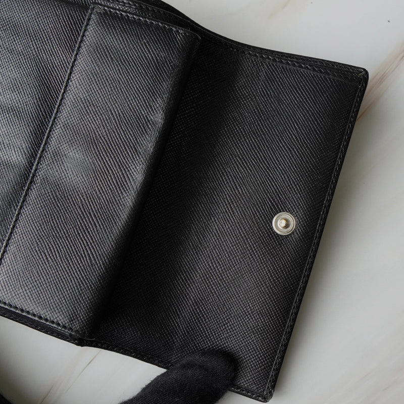 プラダ トライアングルロゴ サフィアーノ レザー 三つ折り財布 ブラック - NEWSED