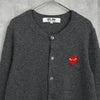 プレイ コムデギャルソン ハートロゴ カーディガン グレー レディース