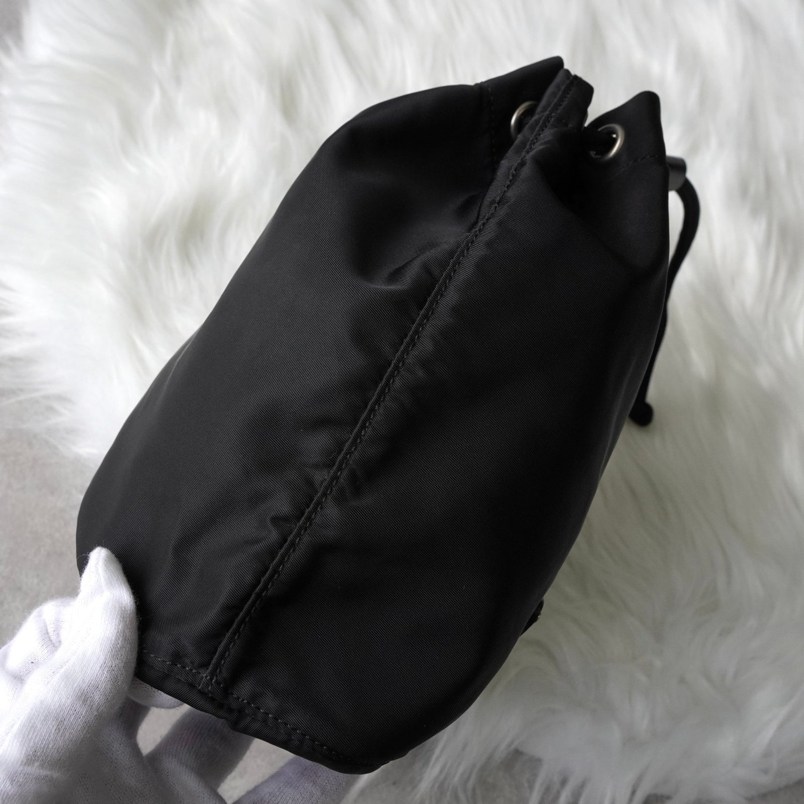 【超極美品】PRADA 巾着ポーチ　テスートナイロン　黒　トライアングルロゴ 超極美品】PRADA 巾着ポーチ テスートナイロン 黒 トライアングルロゴ