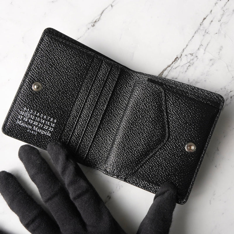 メゾン マルジェラ カレンダーロゴ レザー 二つ折り財布 コンパクトウォレット ブラック 箱付き - NEWSED