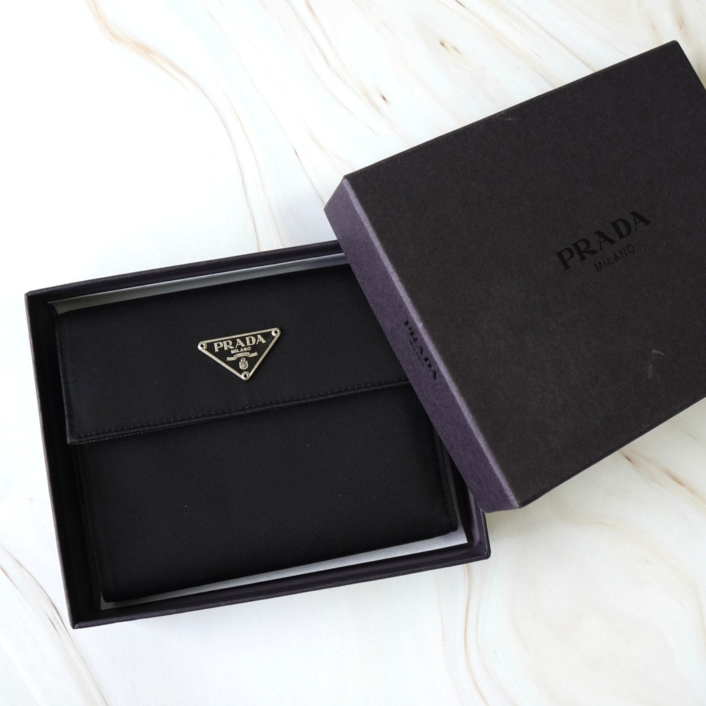 プラダ トライアングルロゴ ナイロン 三つ折り財布 ブラック 箱付き