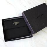 プラダ トライアングルロゴ ナイロン 三つ折り財布 ブラック 箱付き - NEWSED