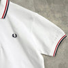 Fred Perry 徽标刺绣短袖 Polo 衫，白色、红色和海军蓝
