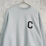 カバーナット イニシャルロゴ スウェット グレー - NEWSED
