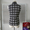 Burberry Nova 女士格纹马标志刺绣无袖上衣（黑/白）