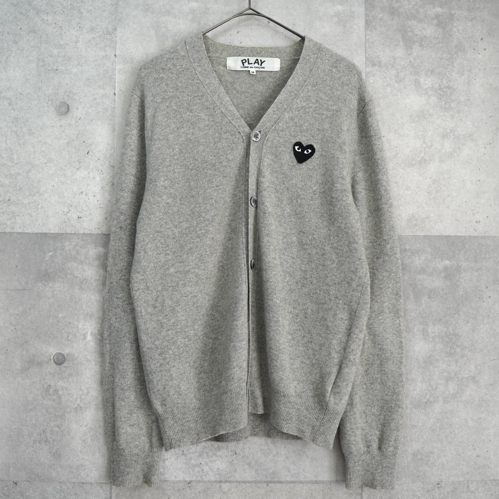 プレイ コム デ ギャルソン ハートロゴ カーディガン グレー