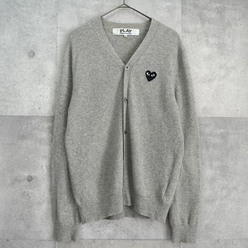 プレイ コム デ ギャルソン ハートロゴ カーディガン グレー - NEWSED