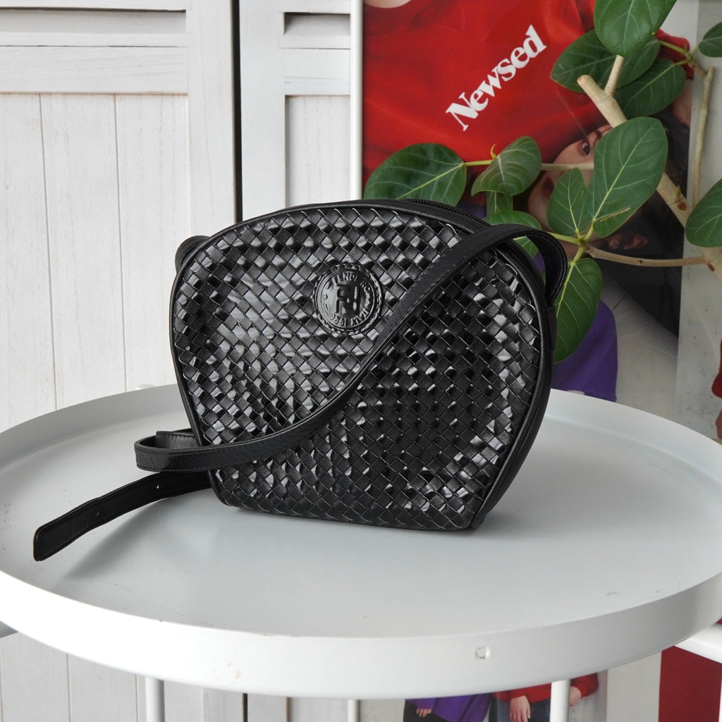 フェンディ 編み込み レザー ショルダーバッグ ポシェット 自立型 ブラック