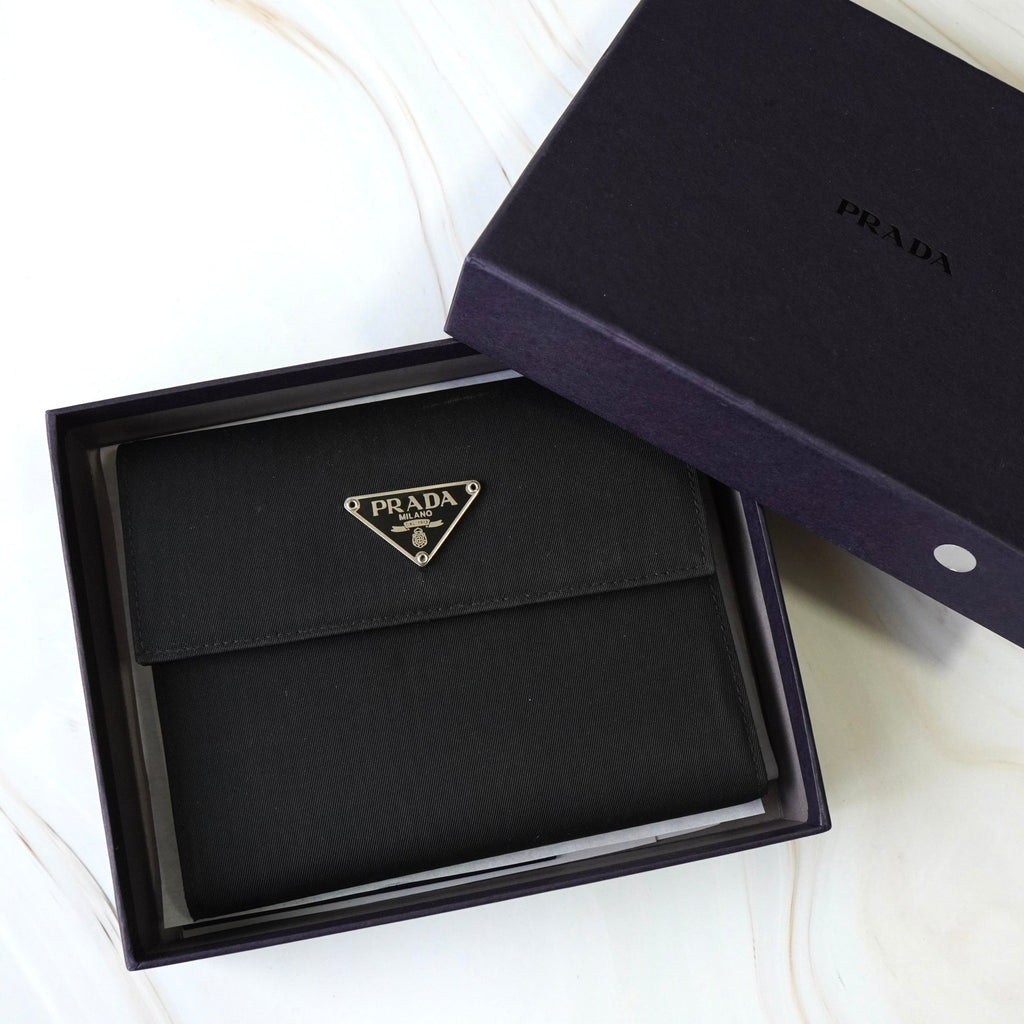 プラダ トライアングルロゴ ナイロン 三つ折り財布 ブラック 箱付き