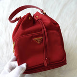 プラダ 現行モデル サフィアーノレザーハンドル 巾着バッグ ハンドバッグ トライアングルロゴ レッド - NEWSED