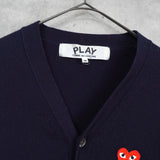 プレイ コム デ ギャルソン ハートロゴ カーディガン ネイビー - NEWSED
