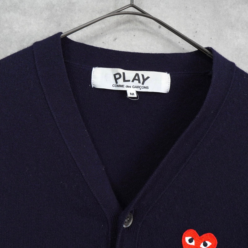 プレイ コム デ ギャルソン ハートロゴ カーディガン ネイビー - NEWSED