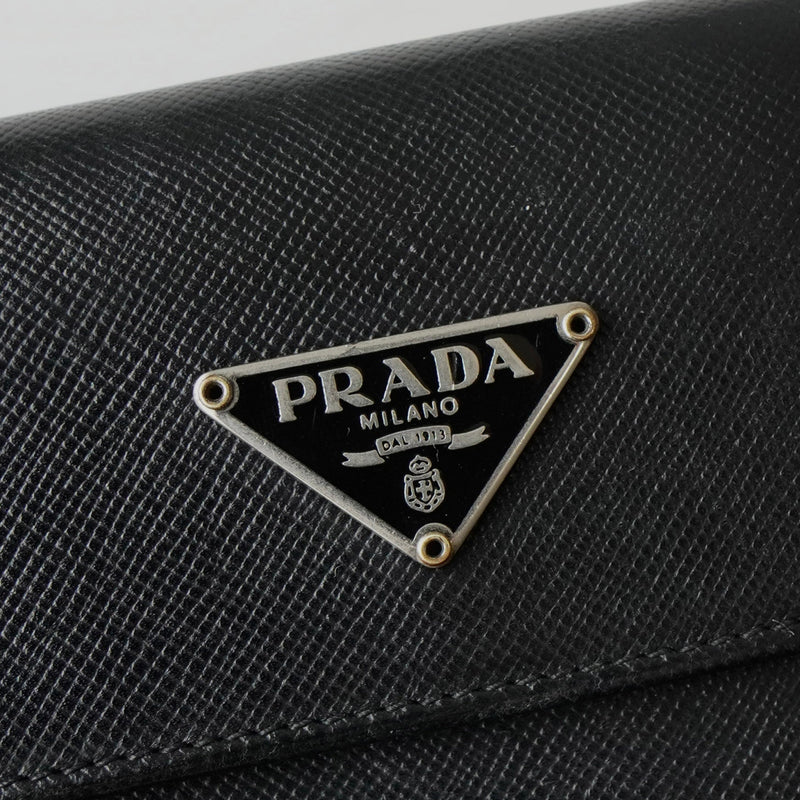 プラダ トライアングルロゴ サフィアーノ レザー 三つ折り財布 ブラック - NEWSED