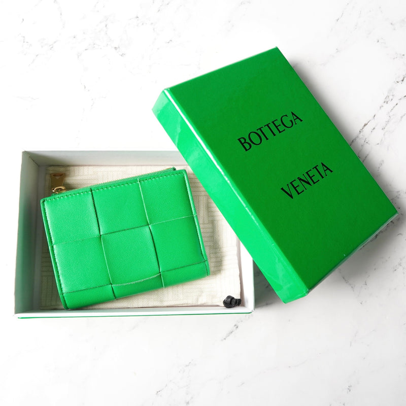 ボッテガ ヴェネタ イントレチャート マキシイントレチャート カセット 二つ折り財布 コンパクトウォレット グリーン 箱付き - NEWSED