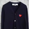 プレイ コム デ ギャルソン ハートロゴ カーディガン ネイビー