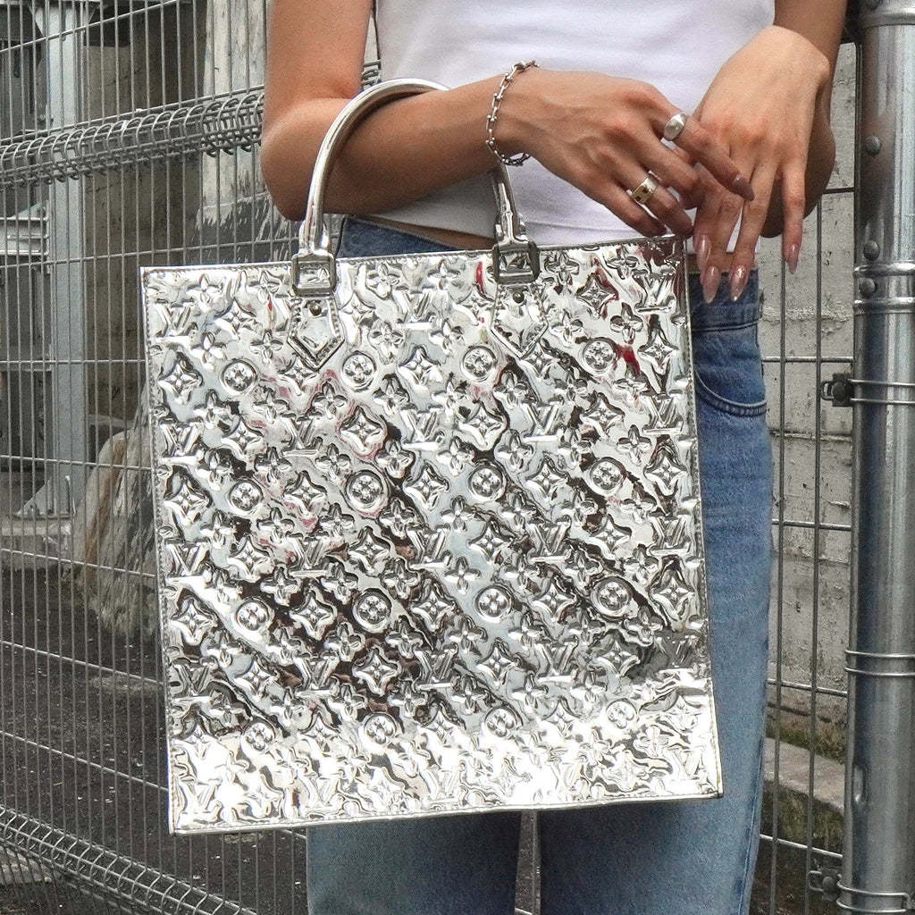 Louis Vuitton Sac Plat Minoir 银色手提包