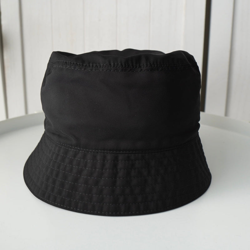 プラダ ポコノ テスート ナイロン バケットハット 帽子 三角プレート トライアングルロゴ ブラック - NEWSED