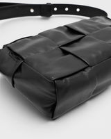 ボッテガ ヴェネタ カセット レザー ショルダーバッグ ブラック - NEWSED