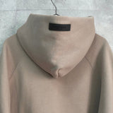 エフオージー エッセンシャルズ フェルトロゴ パーカー ベージュ - NEWSED