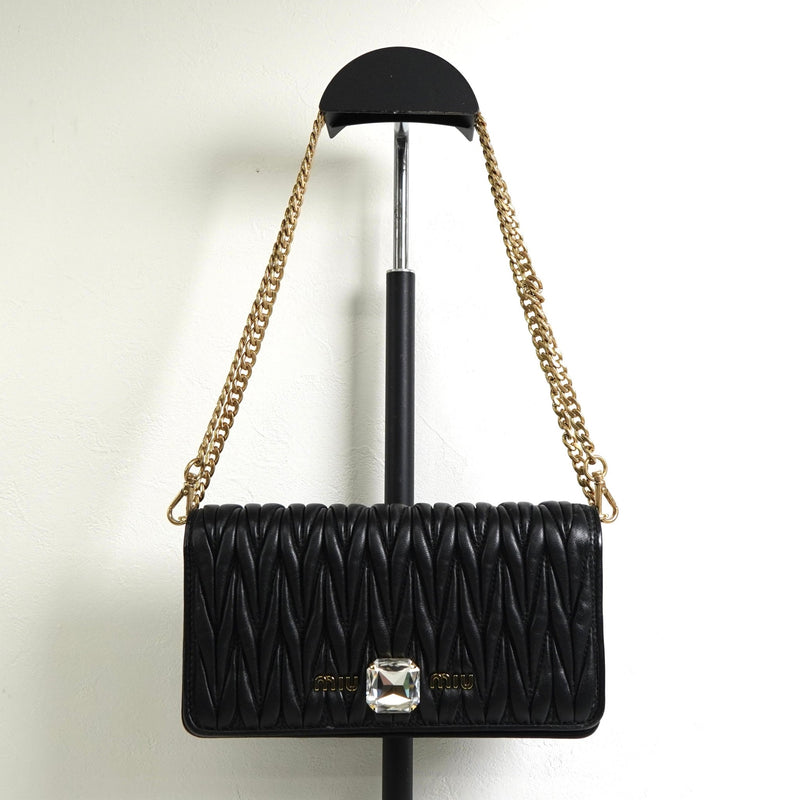 ミュウミュウ マテラッセ レザー ビジュー チェーン ウォレット ショルダーバッグ ブラック - NEWSED