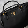 Prada 尼龙和 Saffiano 皮革托特包，带黑色和金色三角形徽标