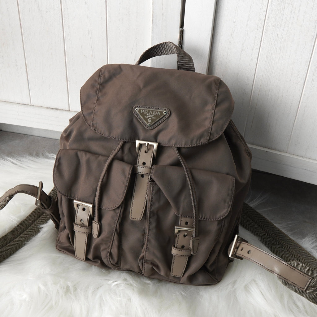 プラダ ポコノ テスート ナイロン ミニバックパック リュックサック 三角プレート カーキ グレー