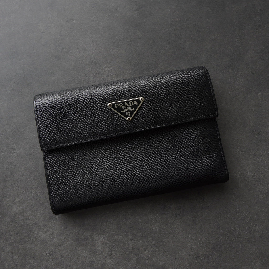 プラダ サフィアーノレザー 三角プレート 二つ折り財布 ブラック