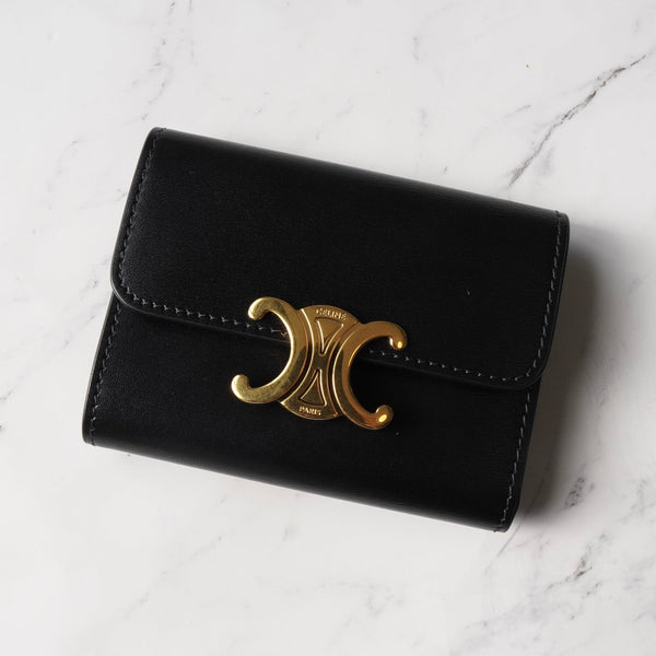 セリーヌ トリオンフ シャイニーカーフスキン コンパクトウォレット ブラック / ゴールド - NEWSED