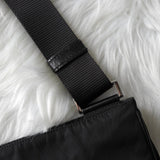 プラダ テスートナイロン / サフィアーノレザー 三角プレート ショルダーバッグ ブラック - NEWSED