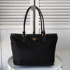 Prada 尼龙和 Saffiano 皮革托特包，带黑色和金色三角形徽标