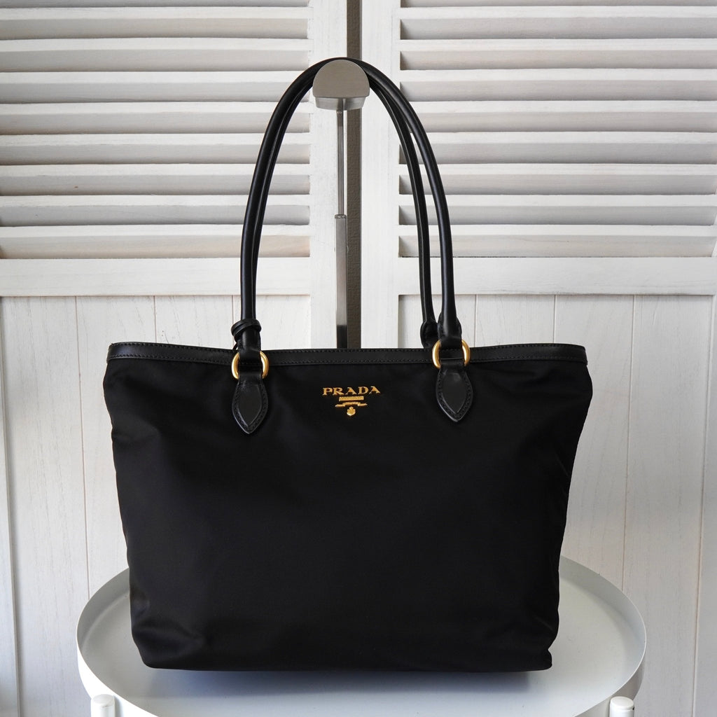Prada 尼龙和 Saffiano 皮革托特包，带黑色和金色三角形徽标