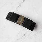 サルバトーレ フェラガモ ヴァラリボン キャンバス バレッタ 髪留め ブラック / シルバー 箱付き - NEWSED