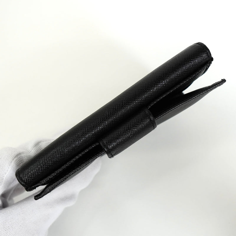 プラダ サフィアーノ レザー トライアングルロゴ 二つ折り財布 ブラック - NEWSED