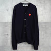 プレイ コム デ ギャルソン ハートロゴ カーディガン ネイビー