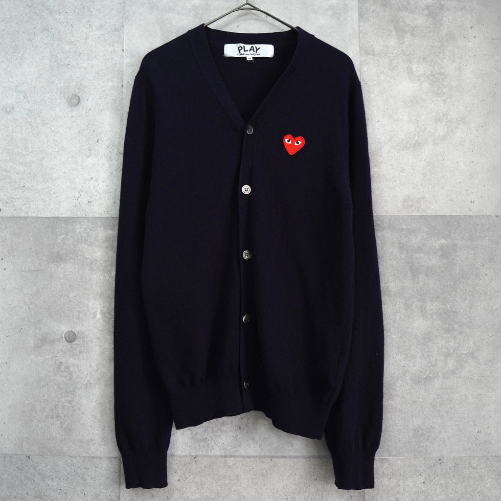 プレイ コム デ ギャルソン ハートロゴ カーディガン ネイビー