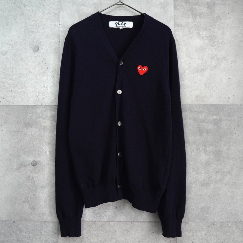 プレイ コム デ ギャルソン ハートロゴ カーディガン ネイビー - NEWSED