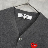 プレイ コムデギャルソン ハートロゴ カーディガン グレー - NEWSED