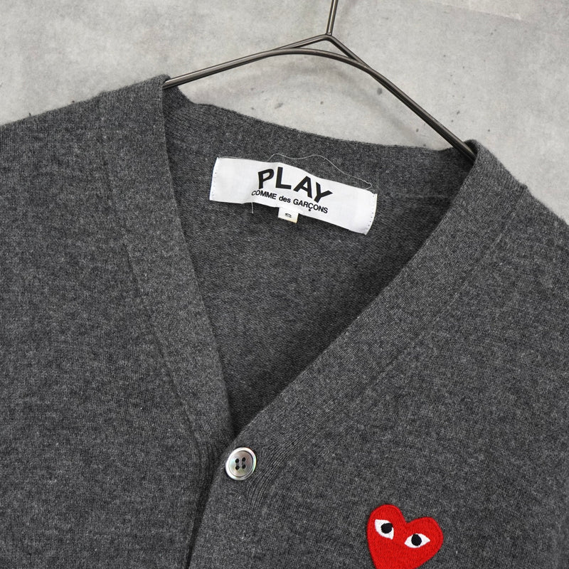 プレイ コムデギャルソン ハートロゴ カーディガン グレー - NEWSED
