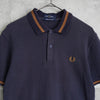 Fred Perry 徽标刺绣海军蓝/驼色短袖 Polo 衫
