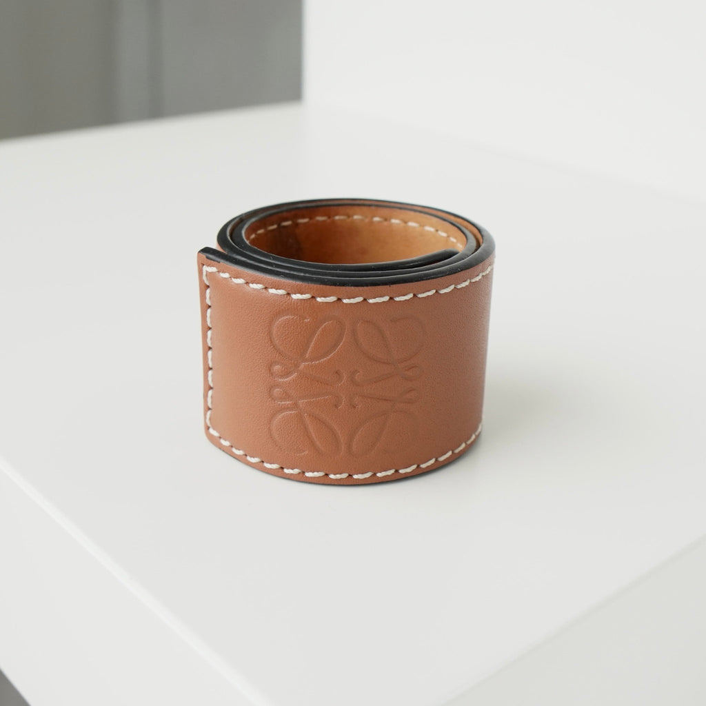 ロエベ アナグラム レザー マグネット バングル ブラウン