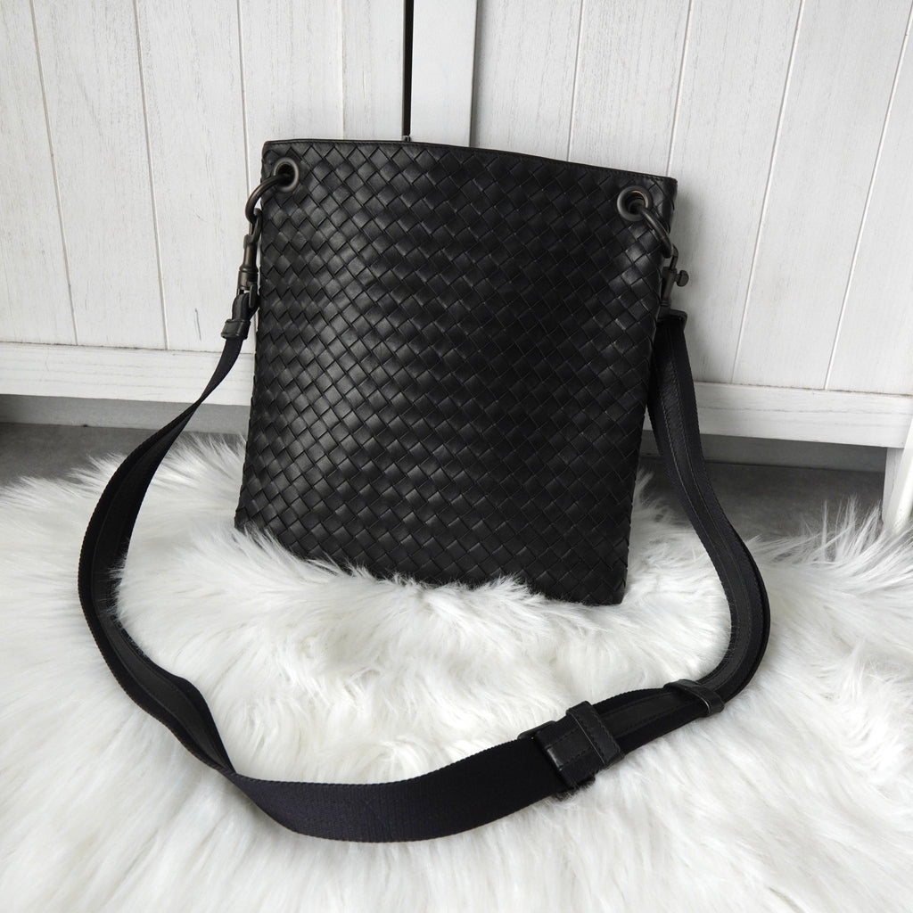 ボッテガ ヴェネタ イントレチャート レザー ショルダーバッグ ブラック