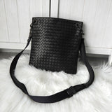 ボッテガ ヴェネタ イントレチャート レザー ショルダーバッグ ブラック - NEWSED