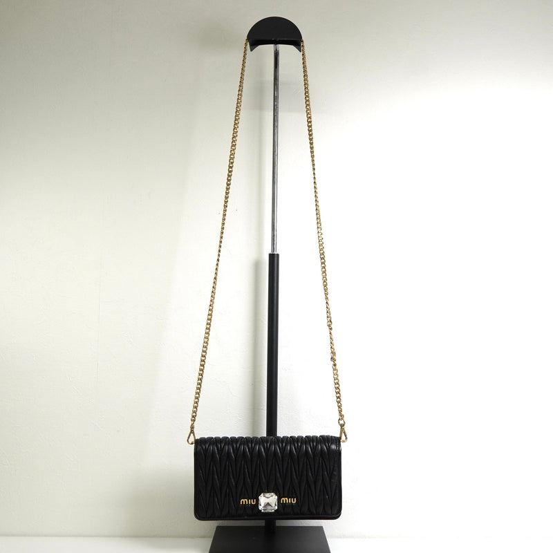 ミュウミュウ マテラッセ レザー ビジュー チェーン ウォレット ショルダーバッグ ブラック - NEWSED