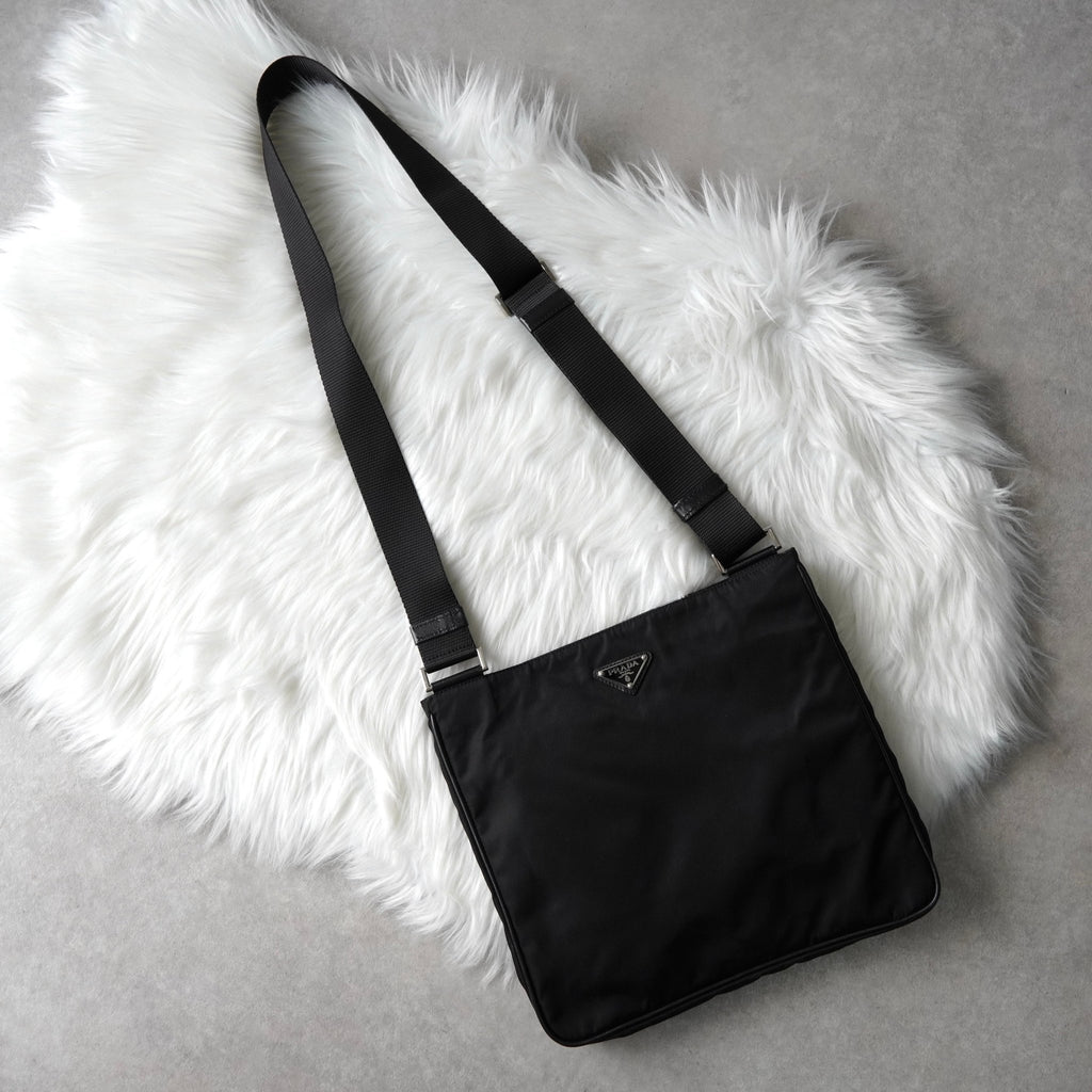プラダ  テスートナイロン / サフィアーノレザー 三角プレート ショルダーバッグ ブラック
