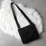 プラダ テスートナイロン / サフィアーノレザー 三角プレート ショルダーバッグ ブラック - NEWSED