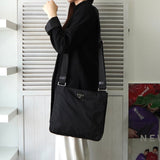 プラダ テスートナイロン / サフィアーノレザー 三角プレート ショルダーバッグ ブラック - NEWSED