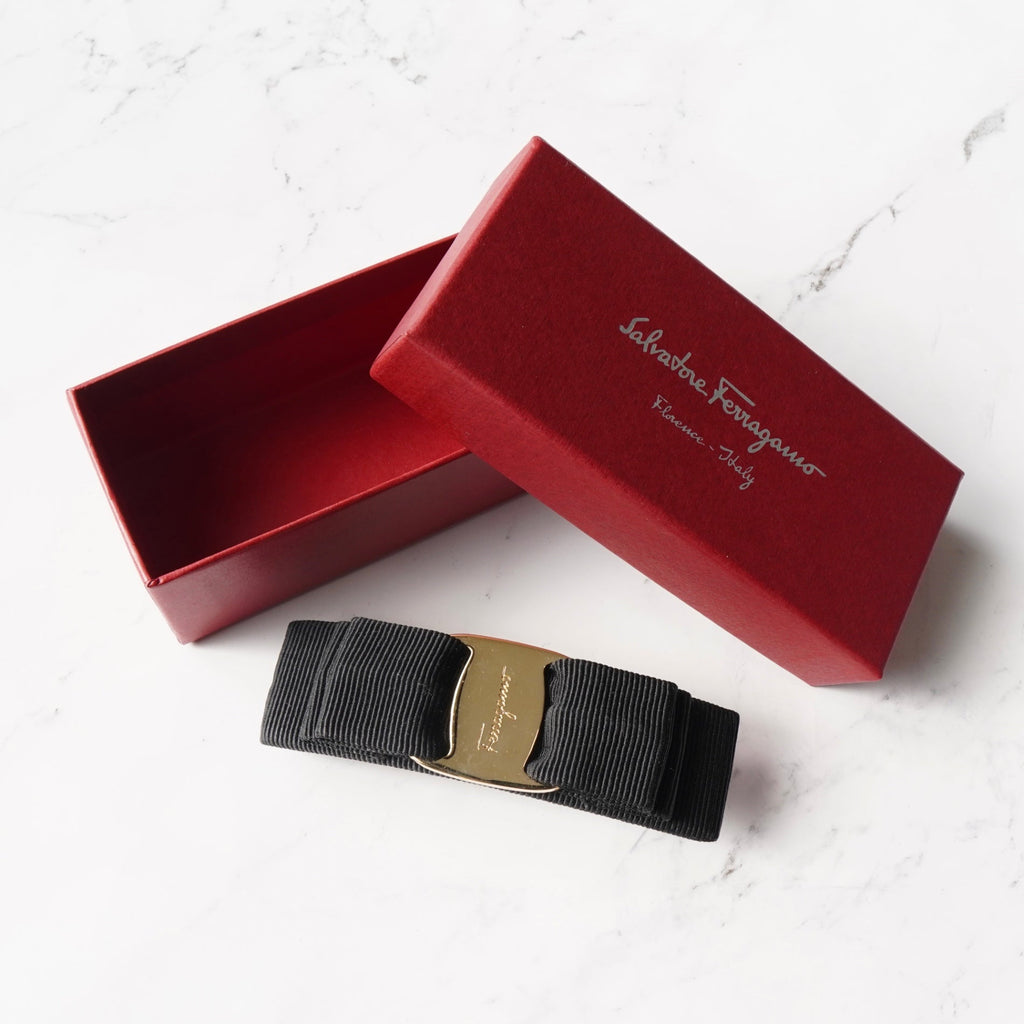 サルバトーレ フェラガモ ヴァラリボン キャンバス バレッタ 髪留め ブラック / ゴールド 箱付き