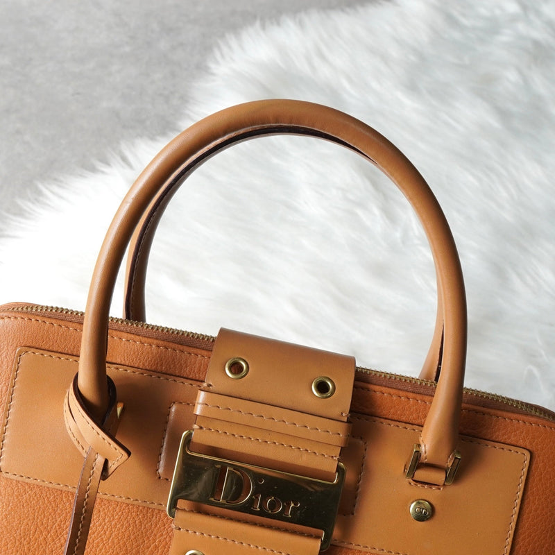 ディオール レザー ハンドバッグ 自立型 キャメル - NEWSED