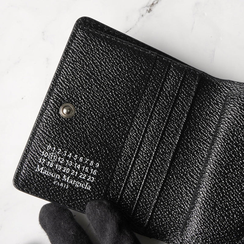 メゾン マルジェラ カレンダーロゴ レザー 二つ折り財布 コンパクトウォレット ブラック 箱付き - NEWSED